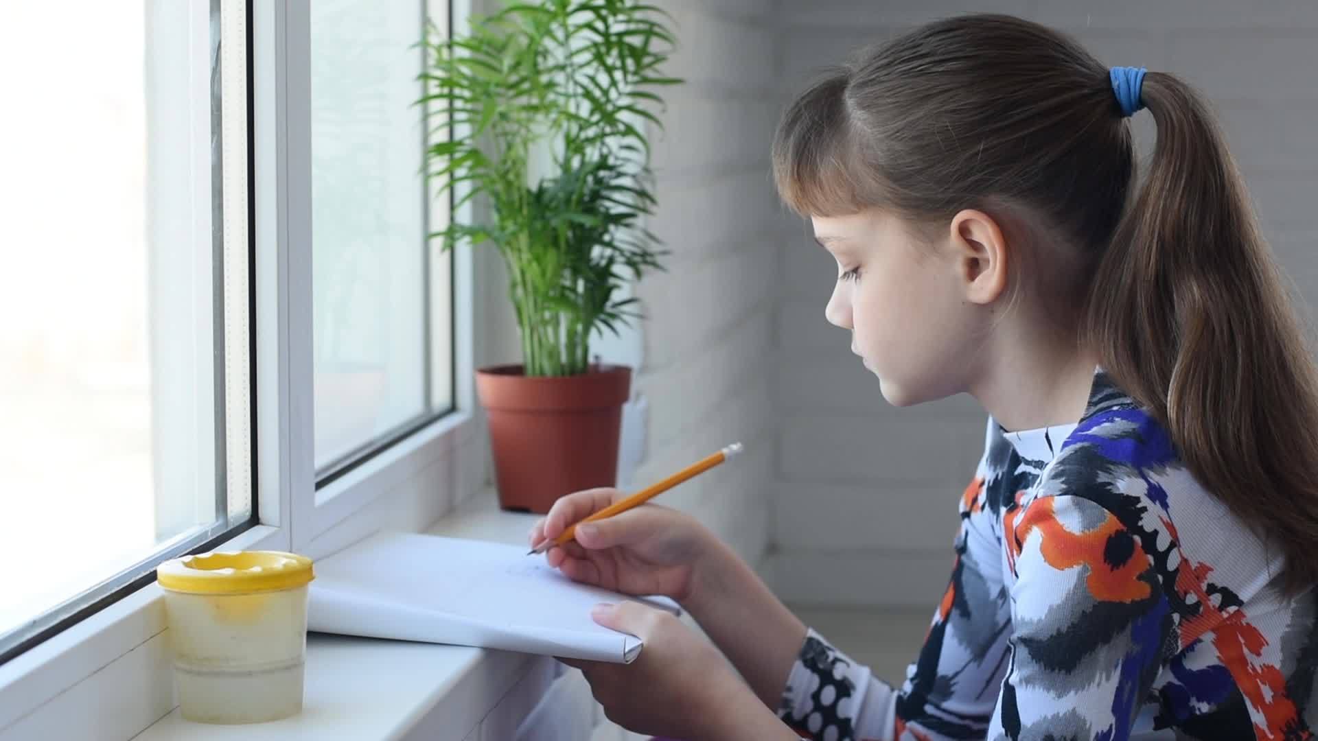 在专辑中用铅笔在窗口旁边画女孩视频的预览图