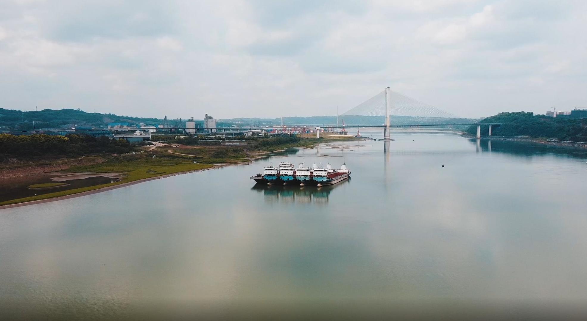 江边停靠的废弃船舶4K航拍视频的预览图
