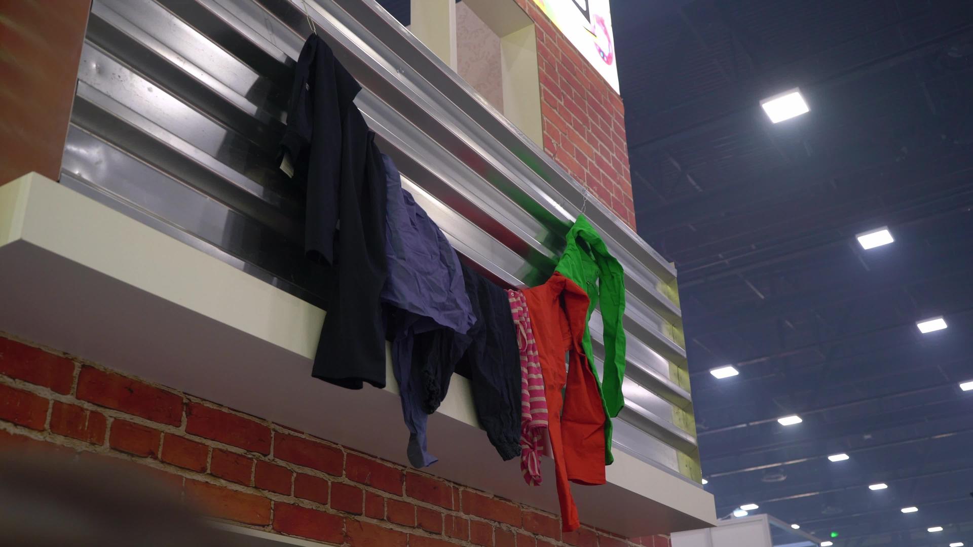 衣服挂在阳台上脱干的衣服上视频的预览图