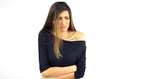 女性对强烈的月经疼痛感到悲伤视频的预览图