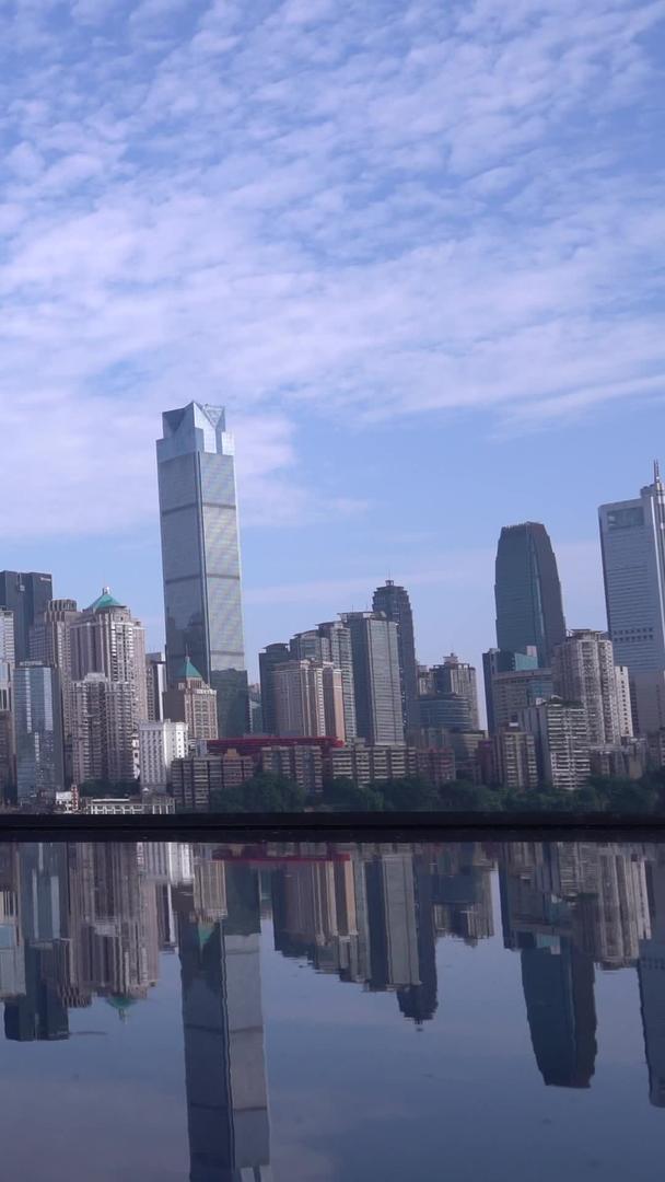 重庆城市水中倒影的真实拍摄视频的预览图