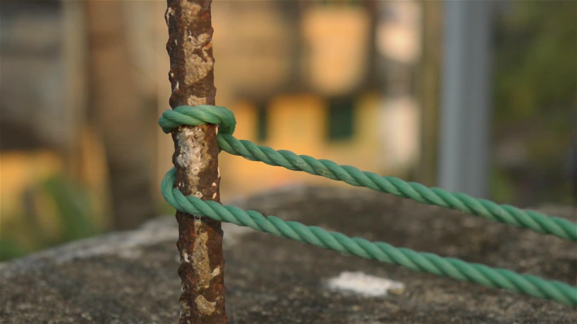 绳子绑在栅栏柱上绳子绑在生锈的铁杆上与背景隔离视频的预览图