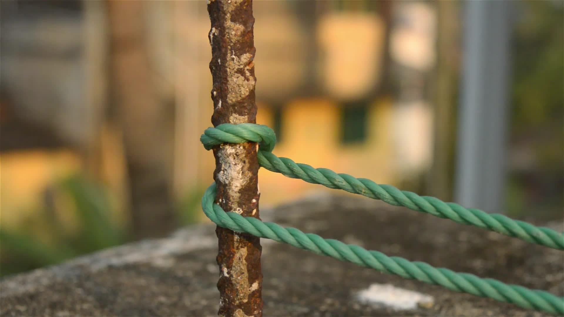 绳子绑在栅栏柱上绳子绑在生锈的铁杆上与背景隔离视频的预览图