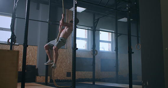 男人爬上绳子通过努力工作到达顶端视频的预览图