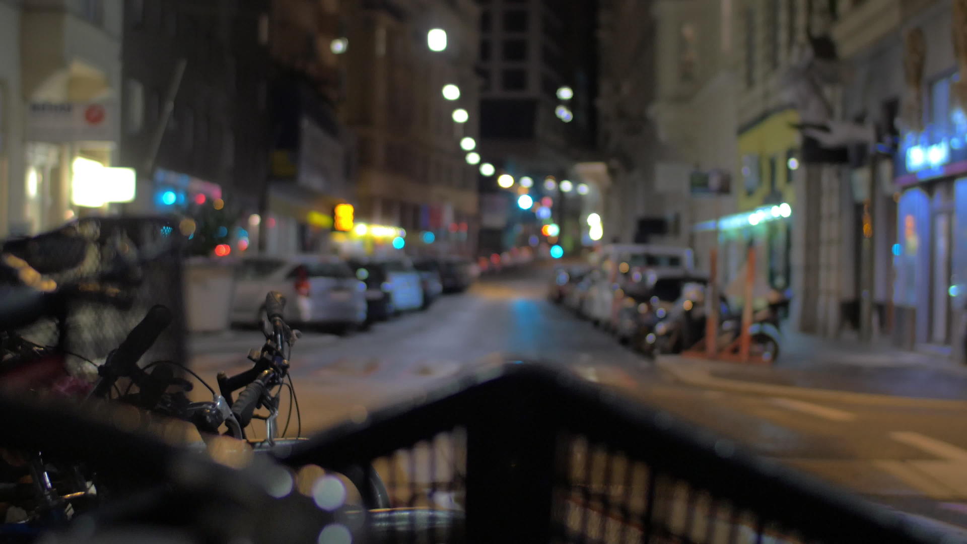 在Vionna晚上奥斯特里亚看到自行车停在街上视频的预览图