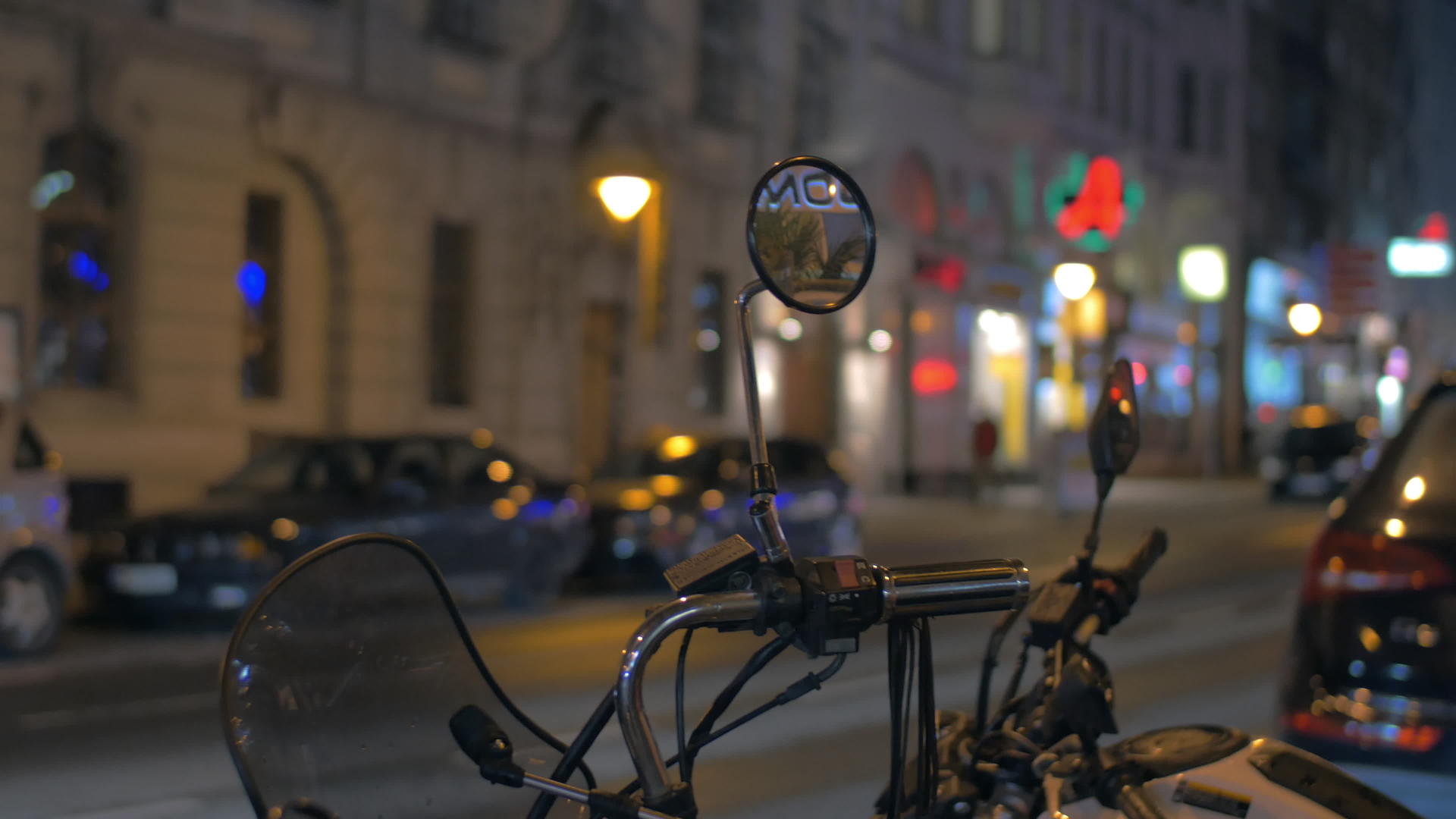 在Vionna奥斯特里亚晚上看到街上摩托车的镜子视频的预览图