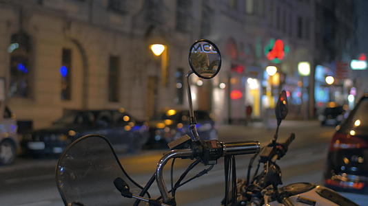 在Vionna奥斯特里亚晚上看到街上摩托车的镜子视频的预览图