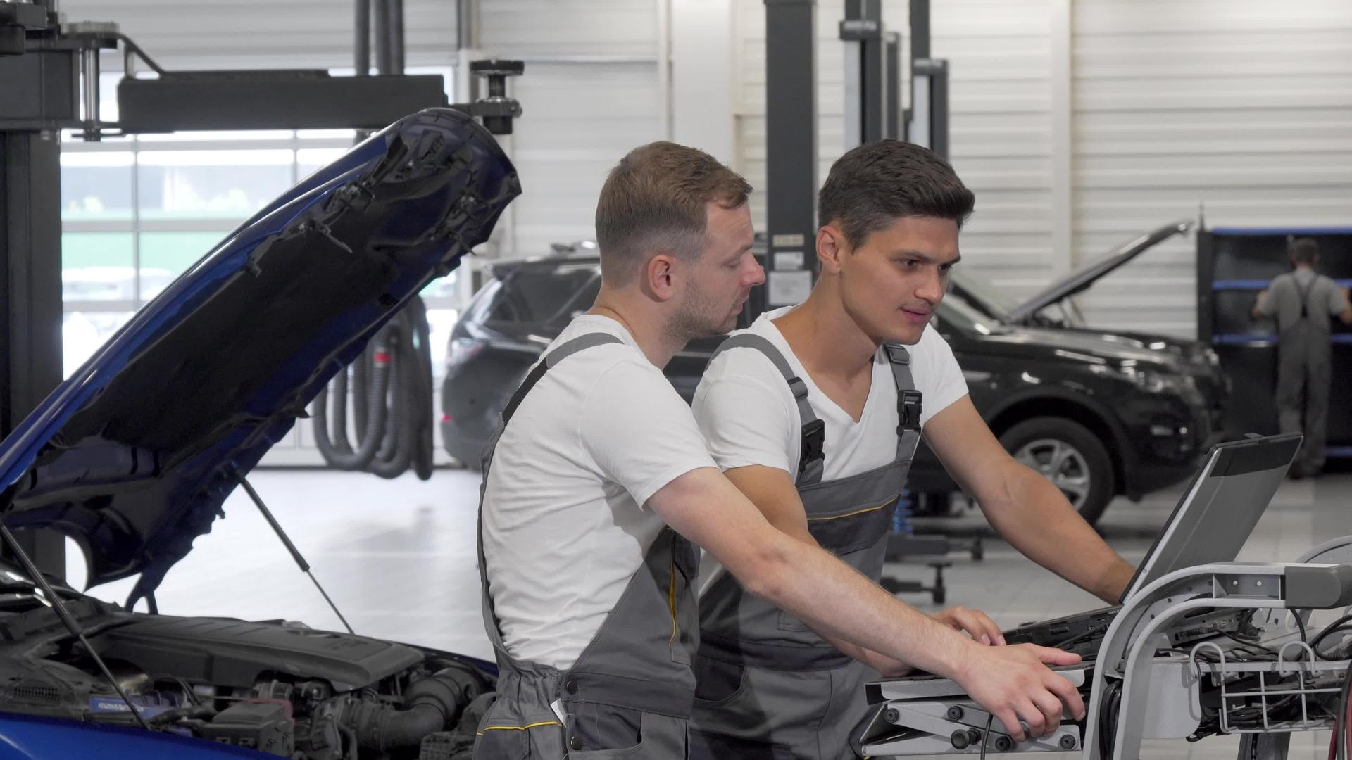 两名机械师用计算机诊断一辆破车视频的预览图