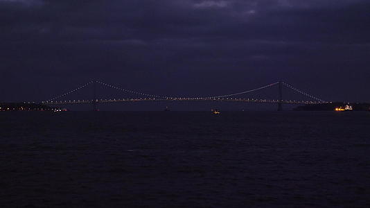 晚上的Verrazzano从水中看纽约视频的预览图