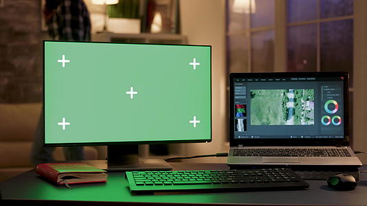 在主办公室安装带有绿色屏幕的计算机监视器视频的预览图