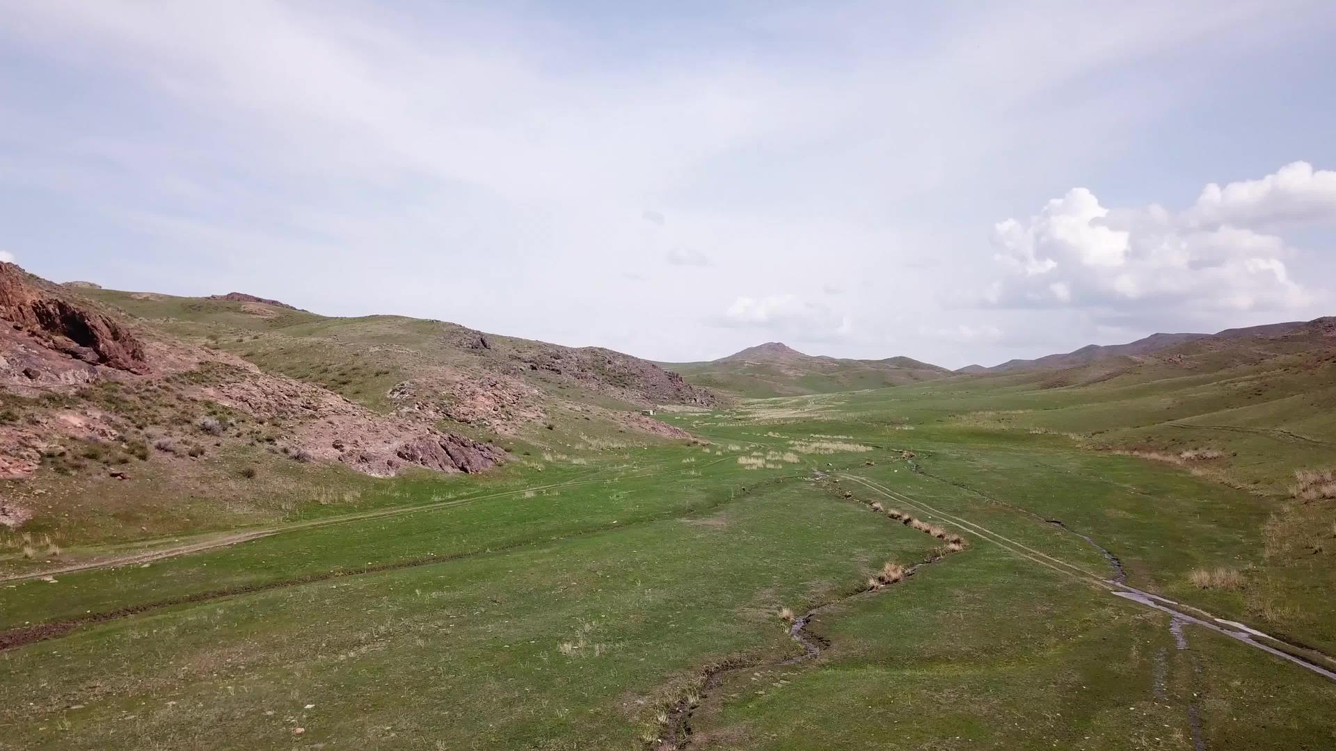 绿色的山丘和带有岩石的峡谷视频的预览图