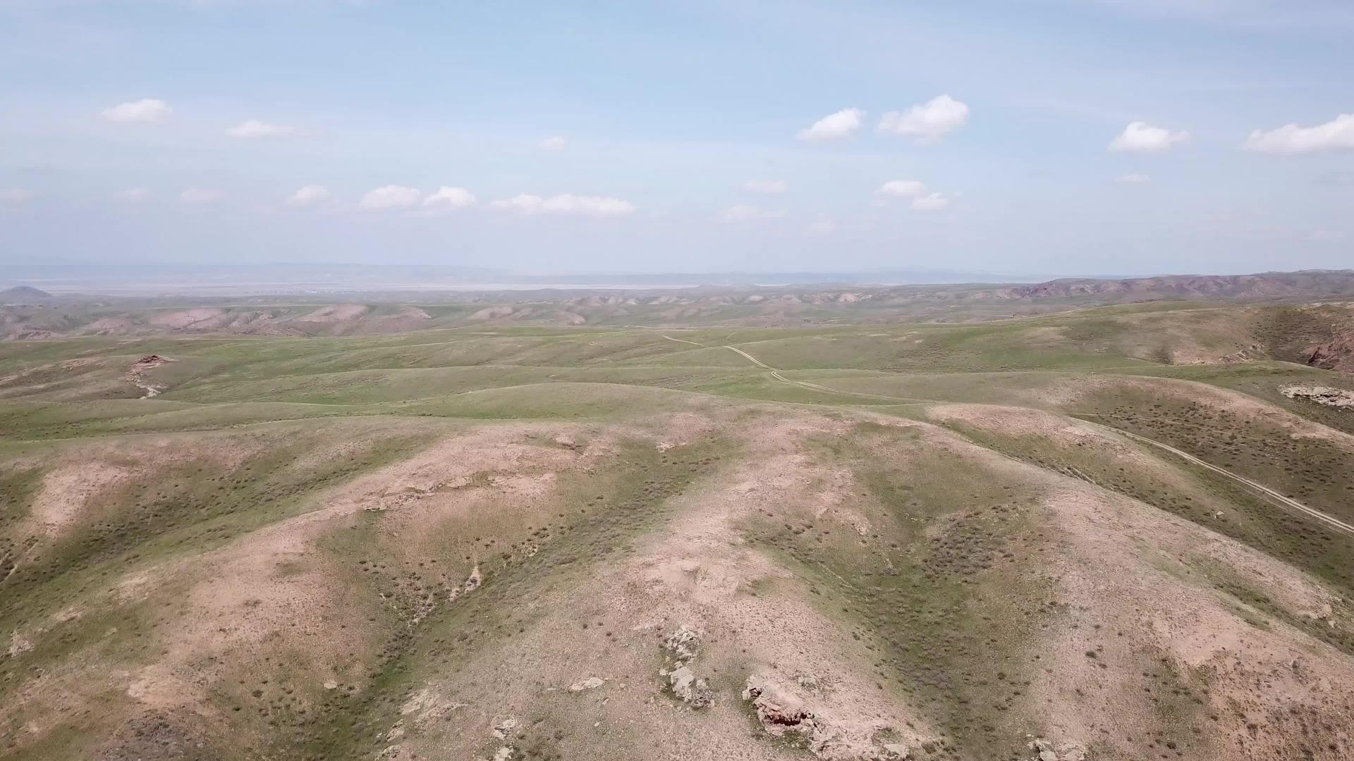绿色的山丘和带有岩石的峡谷视频的预览图
