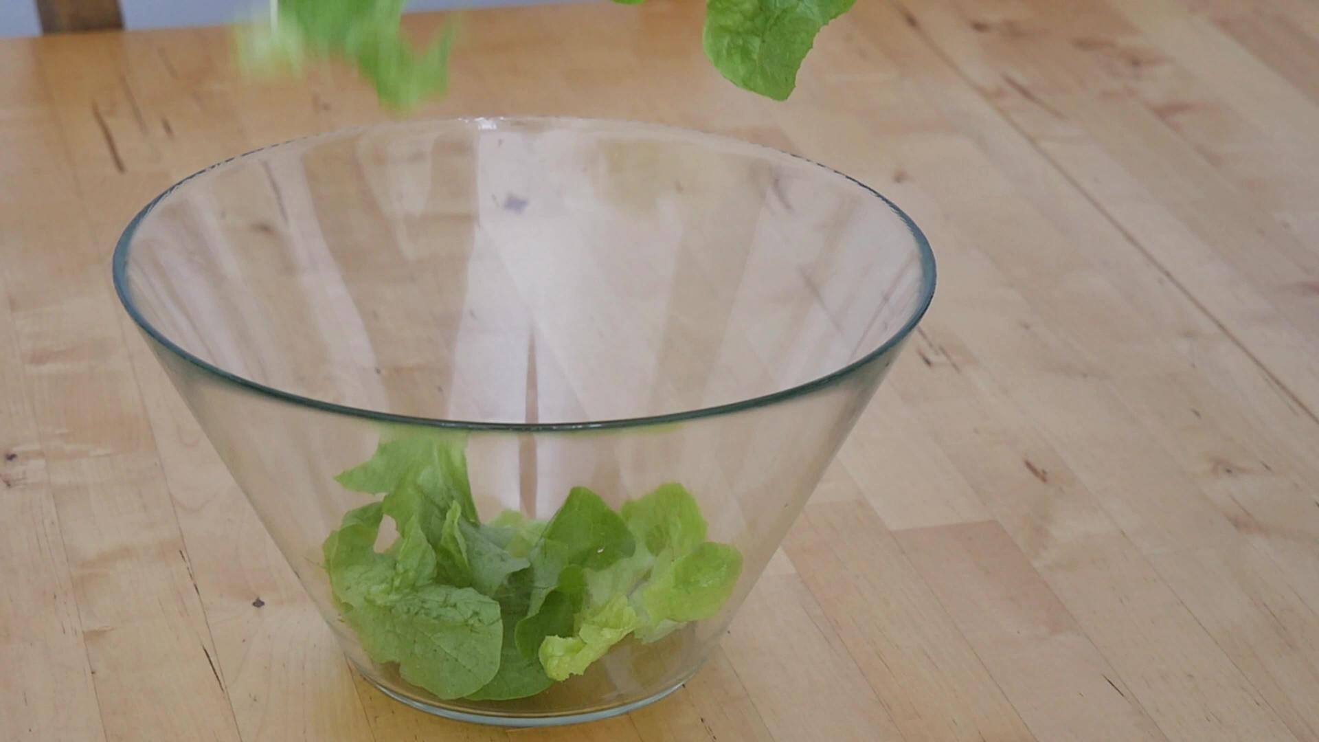 生菜沙拉在玻璃碗里慢慢移动视频的预览图