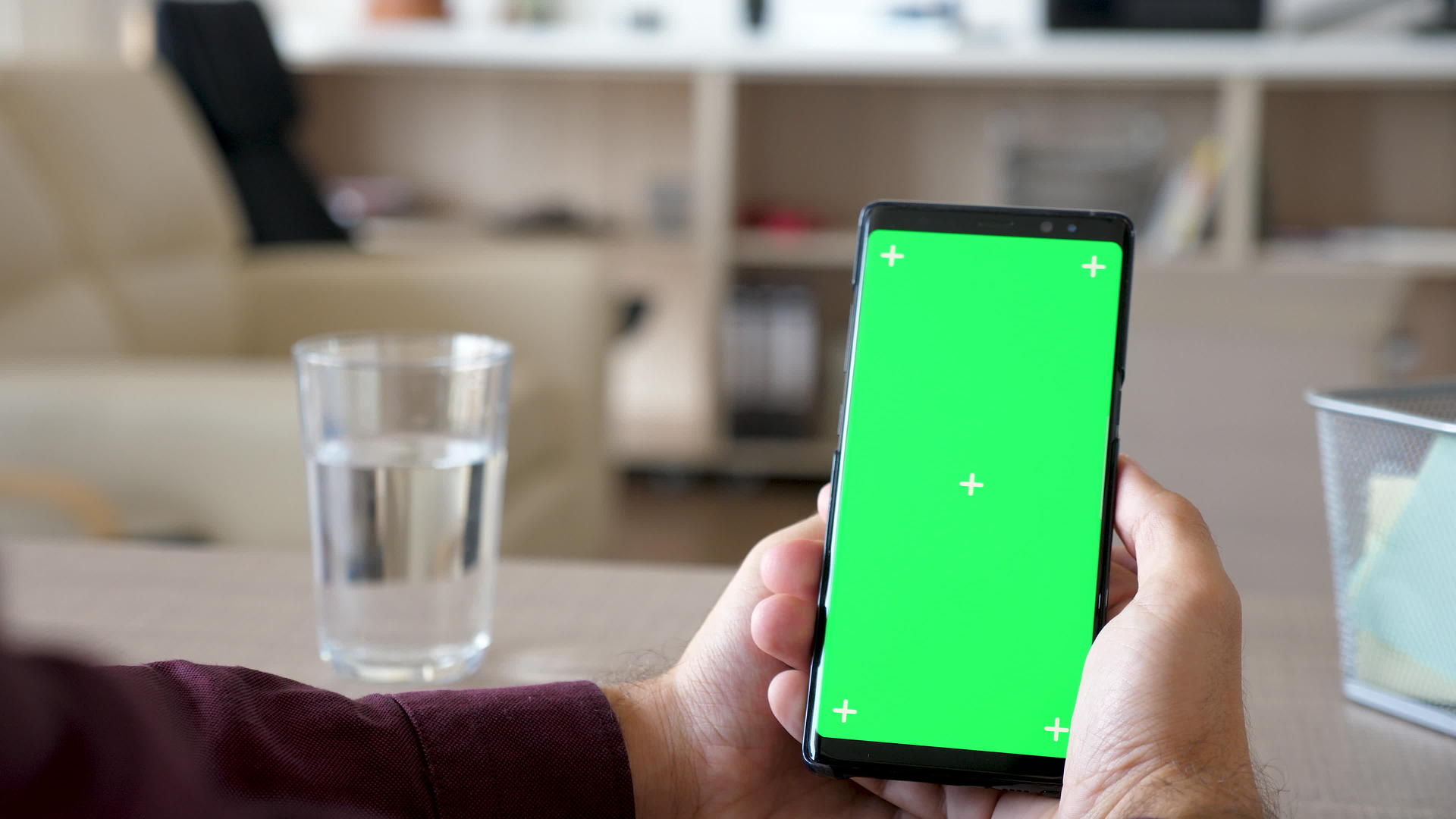 男性手持智能手机的明亮镜头模拟绿色屏幕染色体视频的预览图