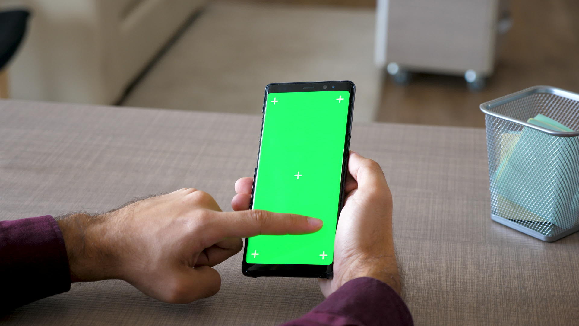 男性手在智能手机上滚动绿色屏幕染色体视频的预览图