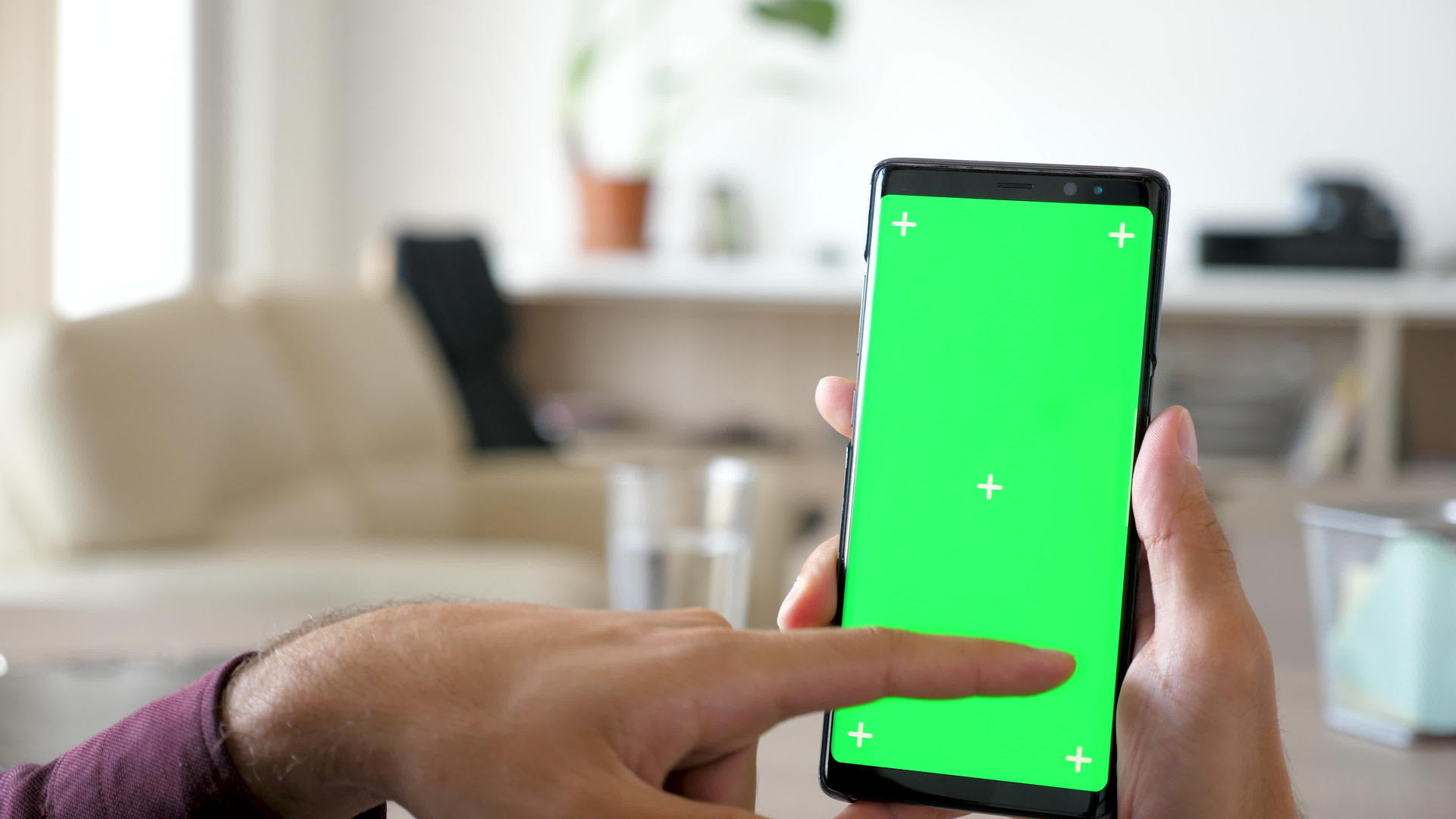 现代智能手机使用绿色屏幕染色体来模拟现代智能手机视频的预览图