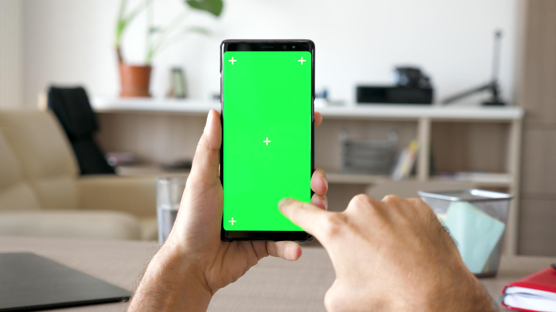 现代智能手机上的绿色屏幕染色体模拟了男人的手视频的预览图