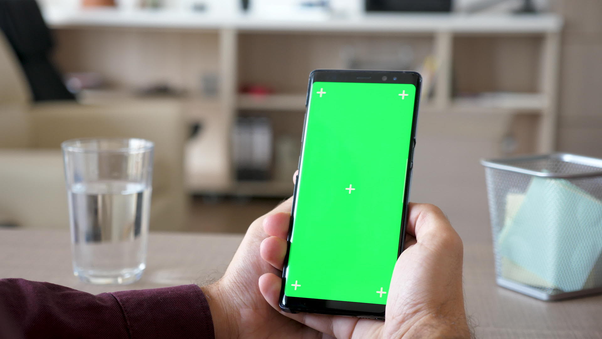 男性手持智能手机绿屏染色体模拟视频的预览图