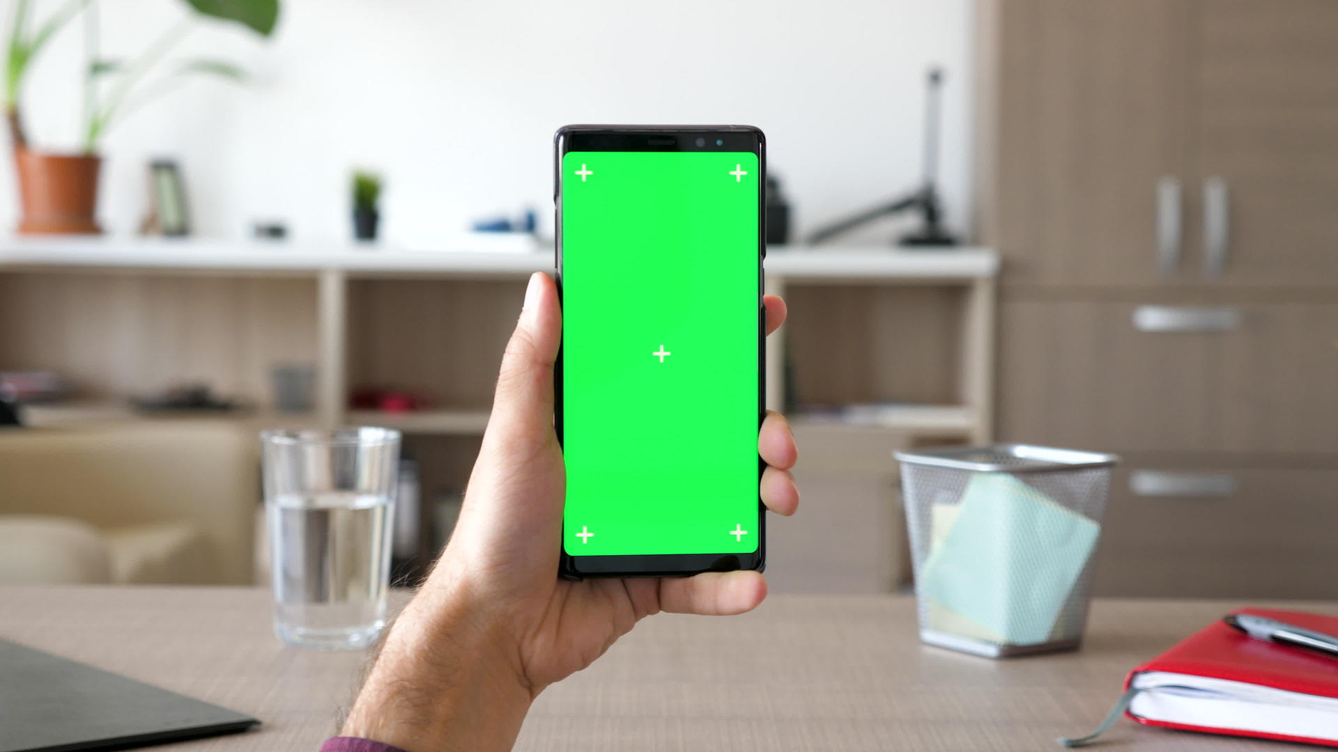 男性使用绿色屏幕染色体模拟现代智能手机视频的预览图