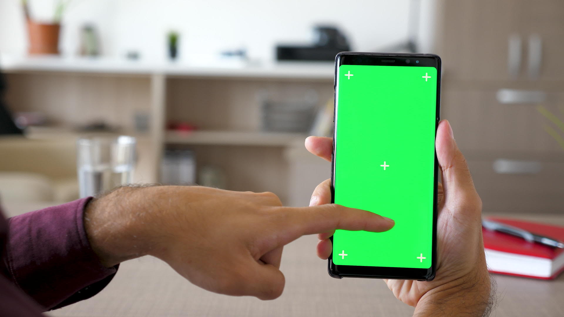 男性在客厅使用现代智能手机使用绿色屏幕染色体模型视频的预览图