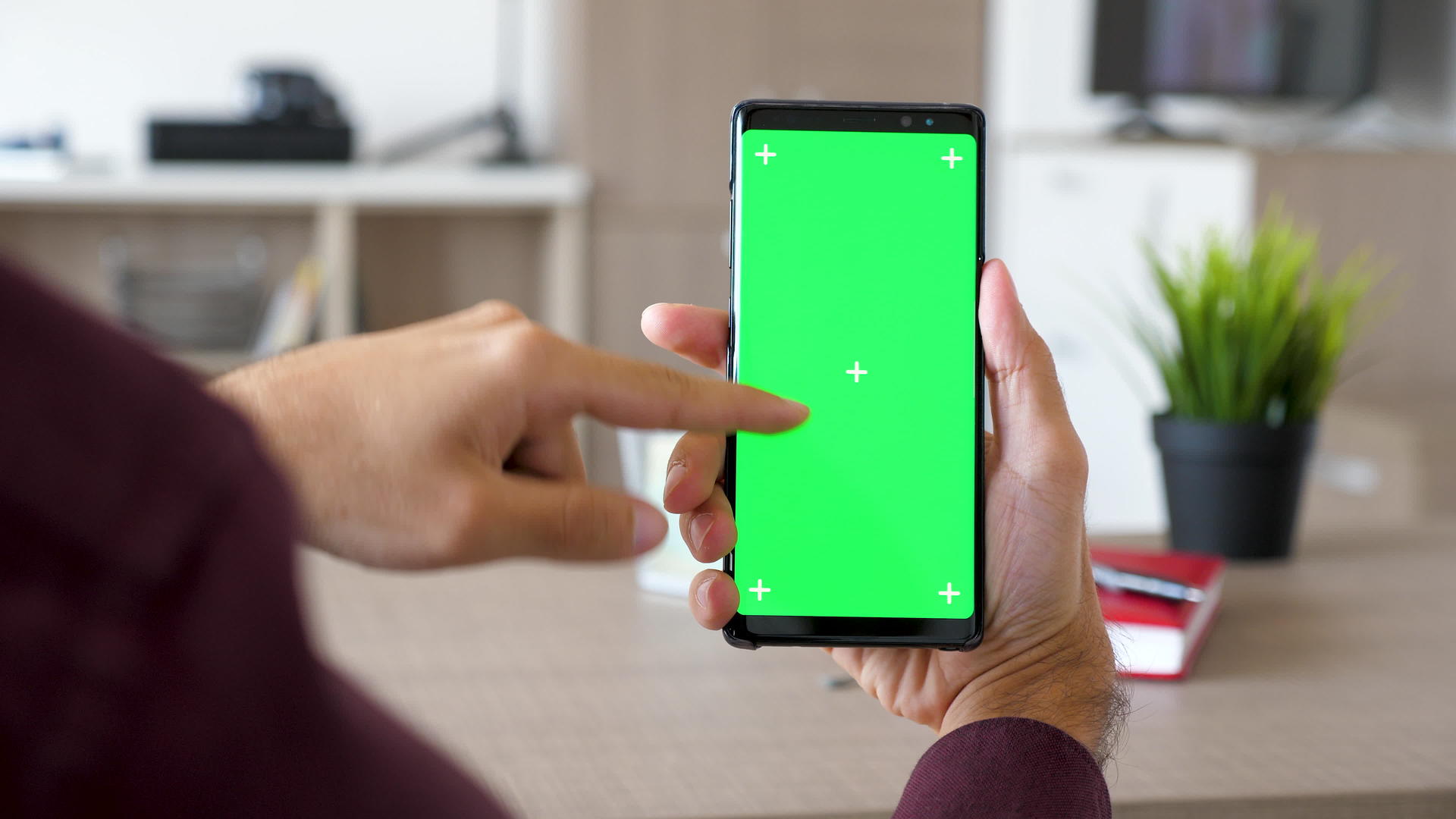 男人的手在智能手机上滚动用绿色屏幕染色体模拟视频的预览图