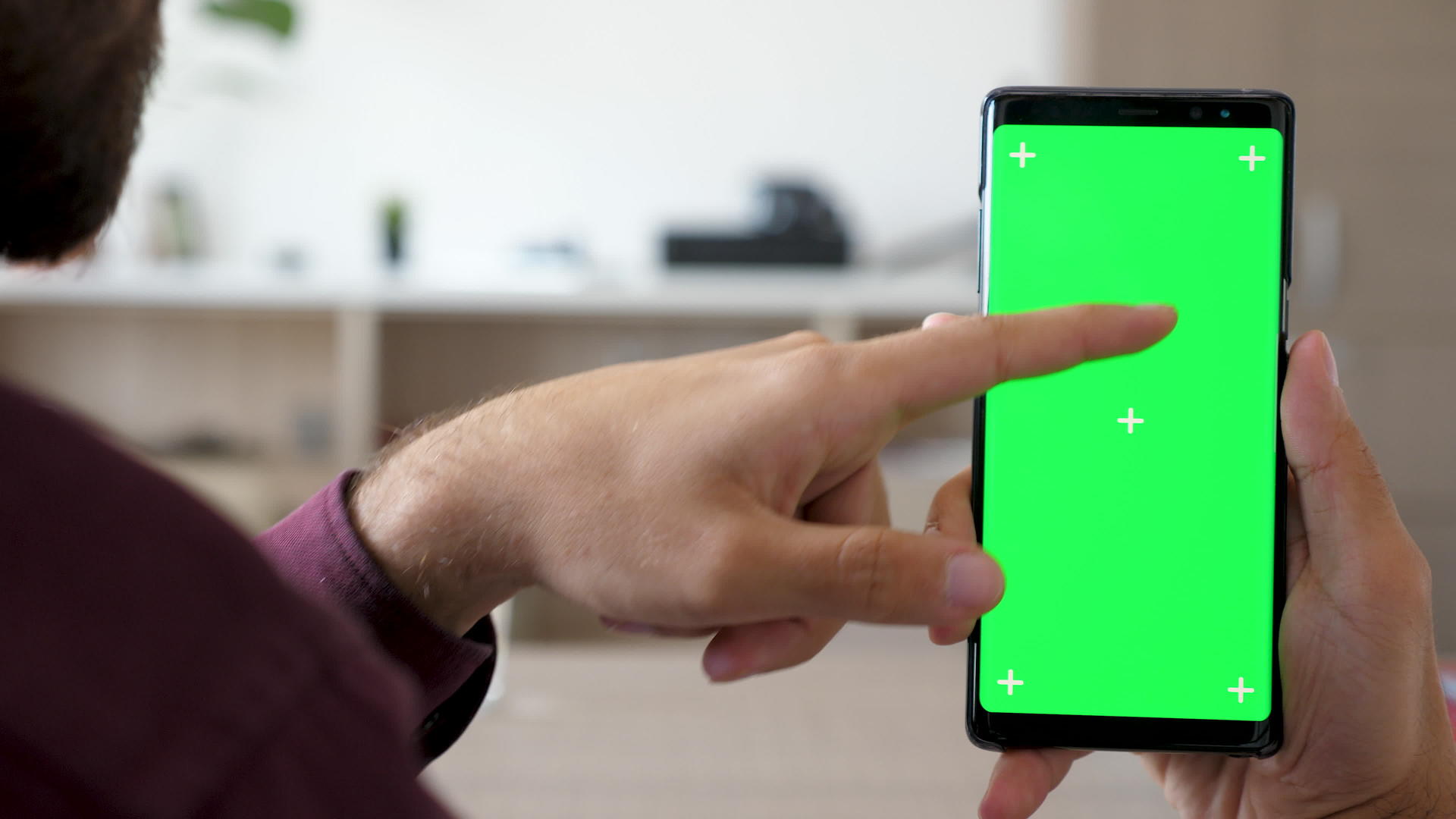 用手触摸并使用智能手机模拟绿色屏幕彩色染色体视频的预览图