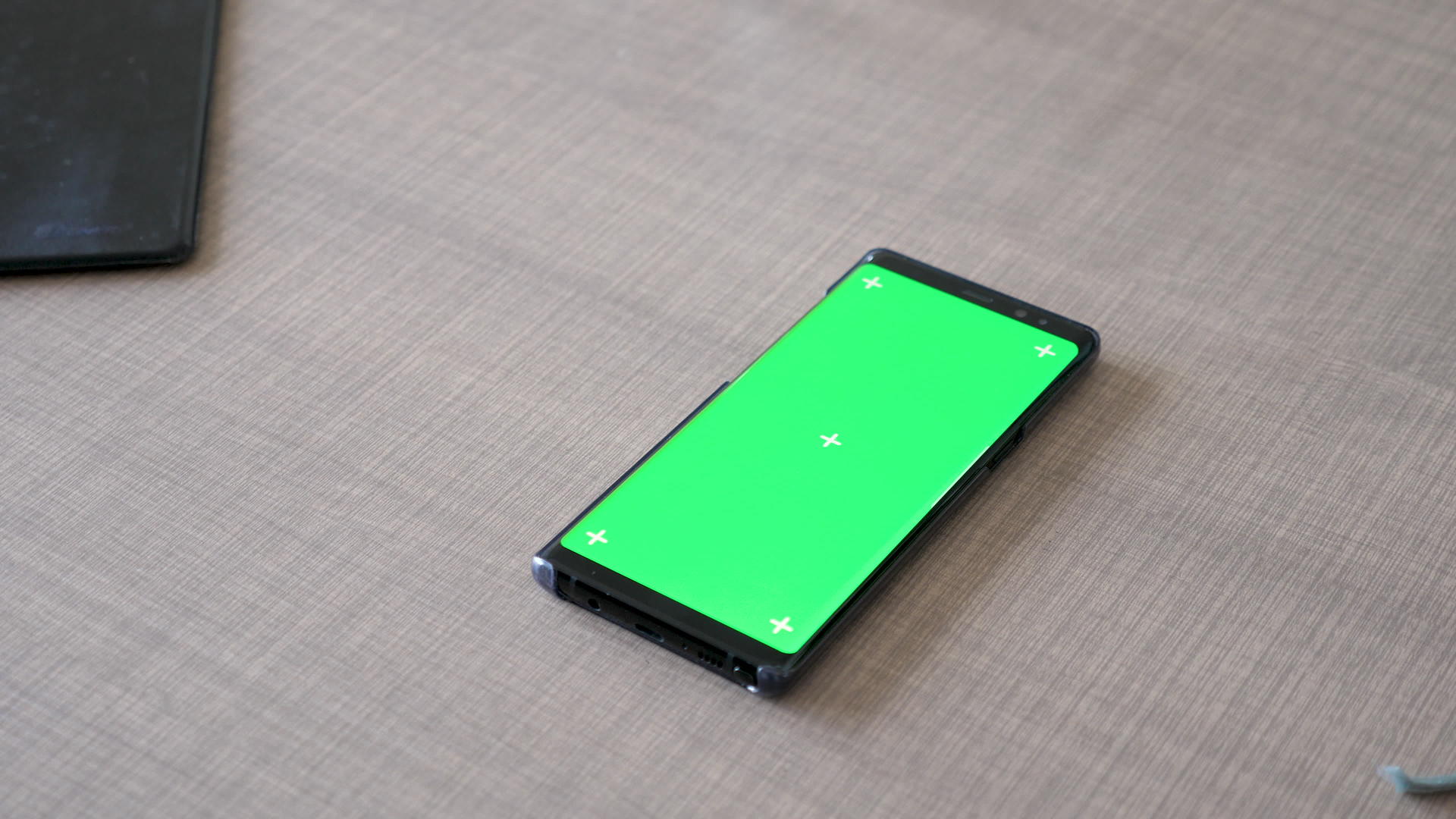现代智能手机绿屏染色体假躺在桌子上视频的预览图