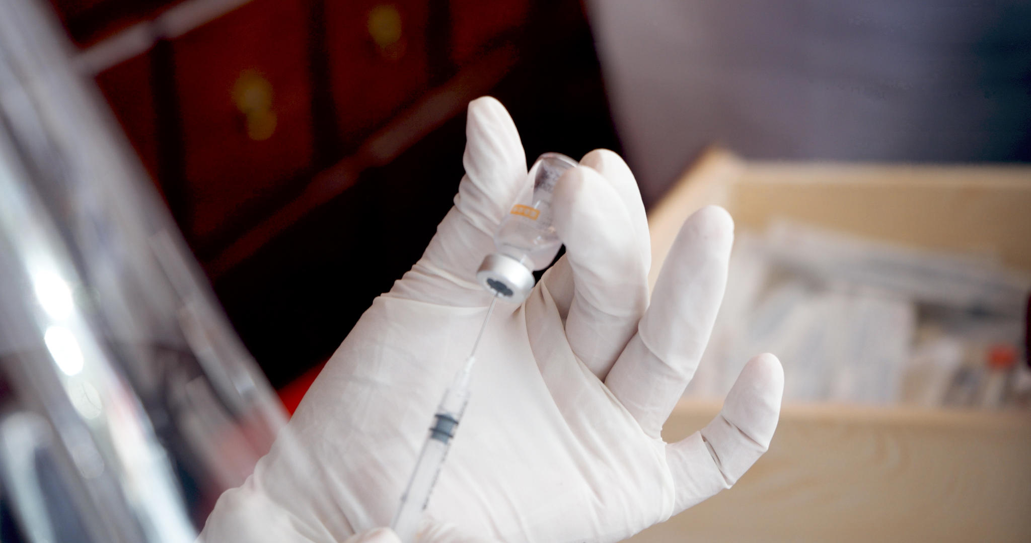 4k实拍医务人员注射疫苗视频的预览图