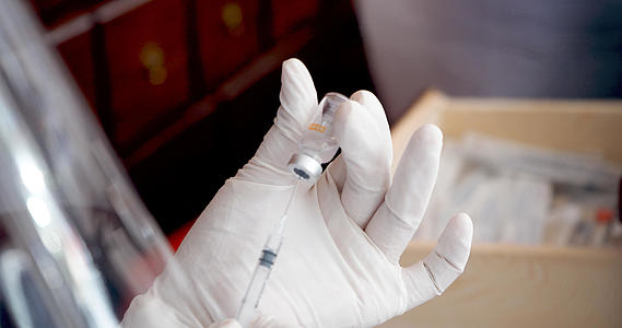 4k实拍医务人员注射疫苗视频的预览图
