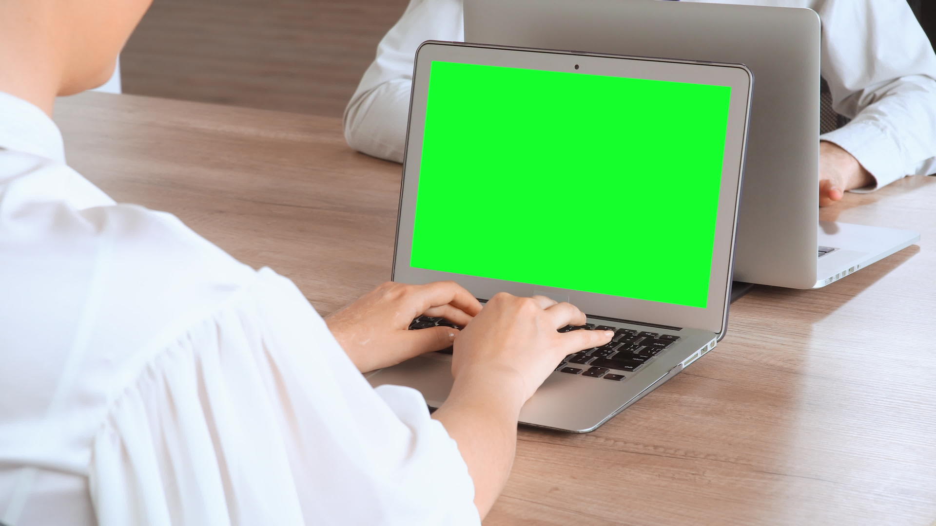 b在办公室电脑上打字的女性打字视频的预览图