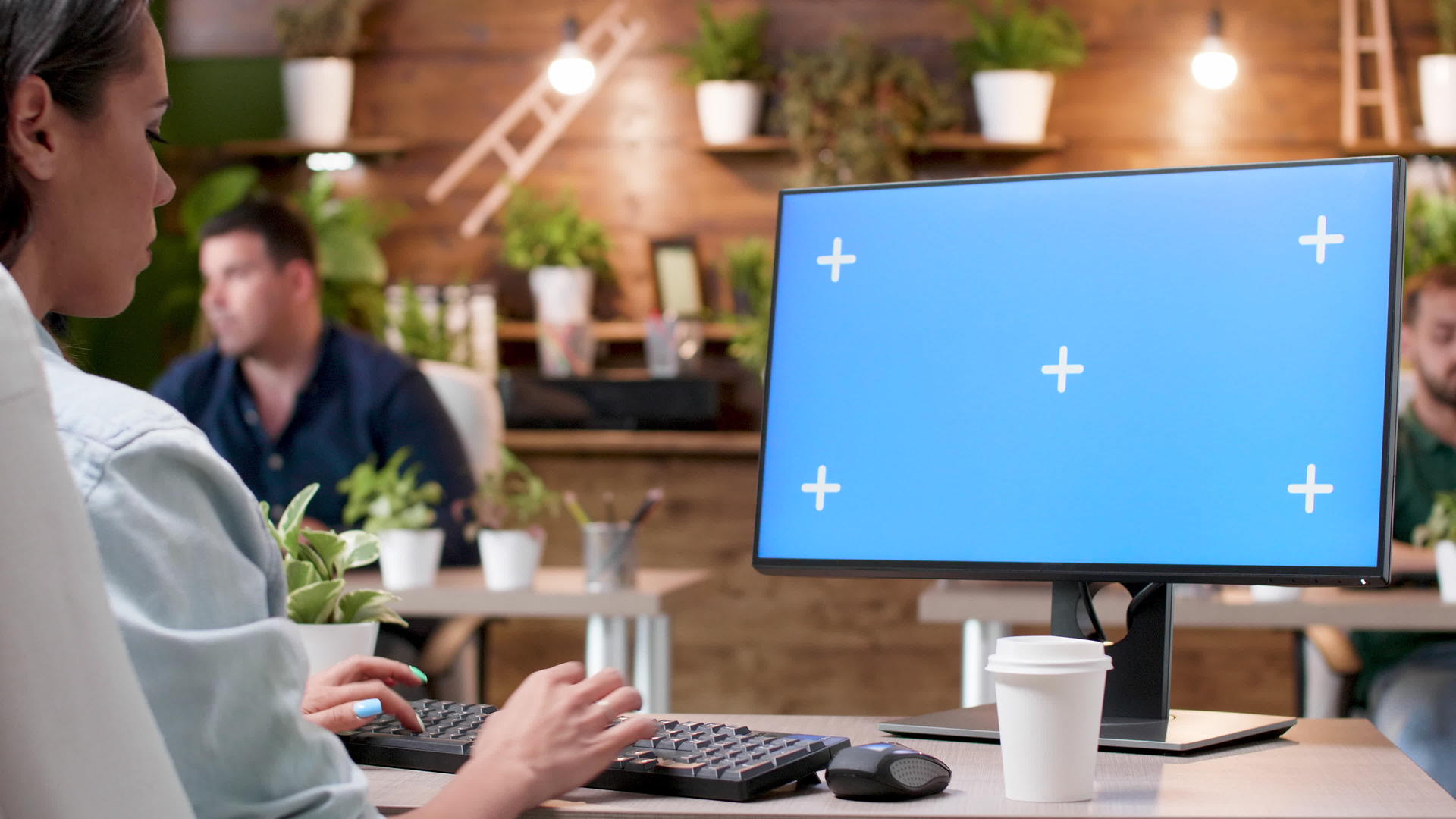 女人在电脑上用蓝色屏幕模型打字视频的预览图