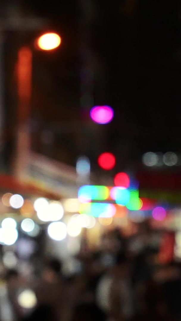 城市街道晚上逛街购物络绎不绝的游客街景素材视频的预览图
