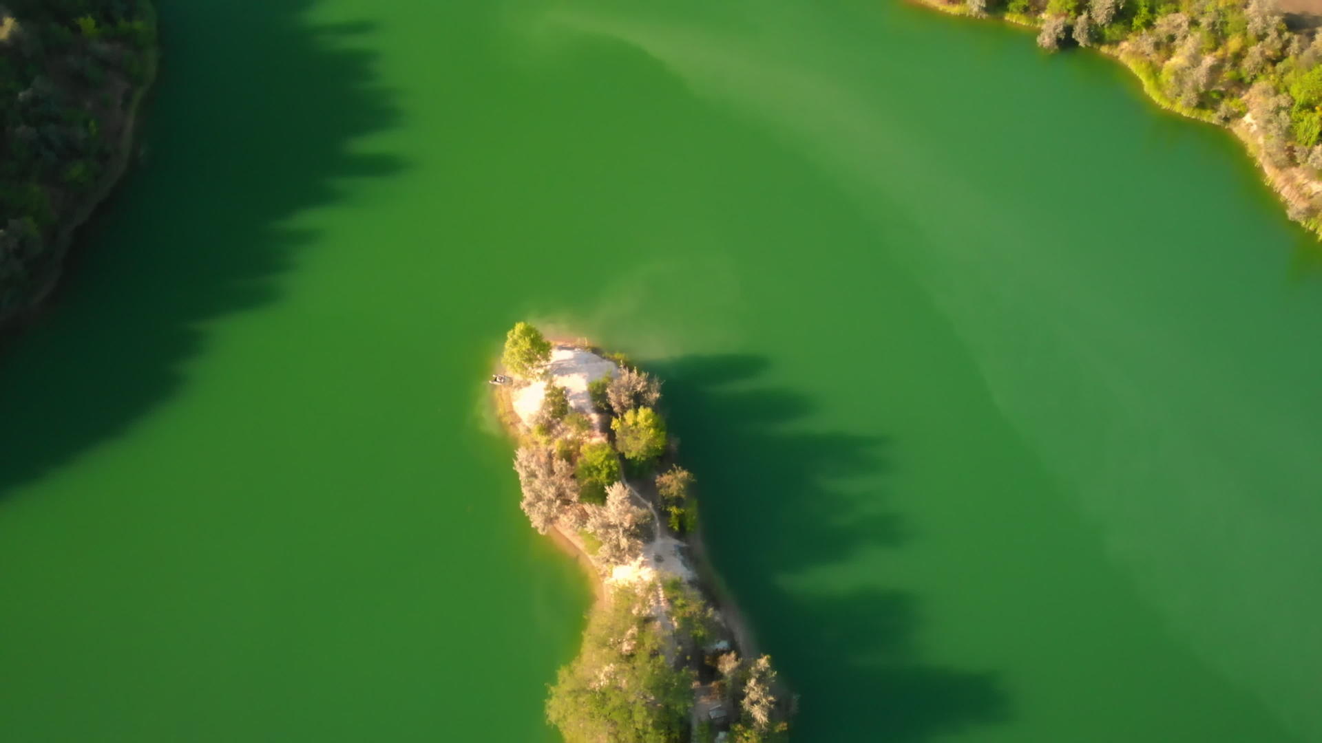 无人驾驶飞机飞越绿水视频的预览图