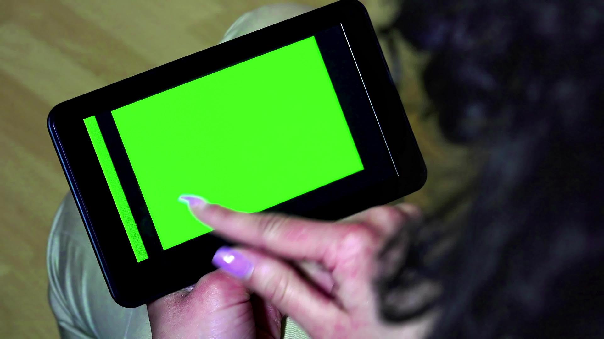 商业女性有平板卡和绿屏滚动照片视频的预览图