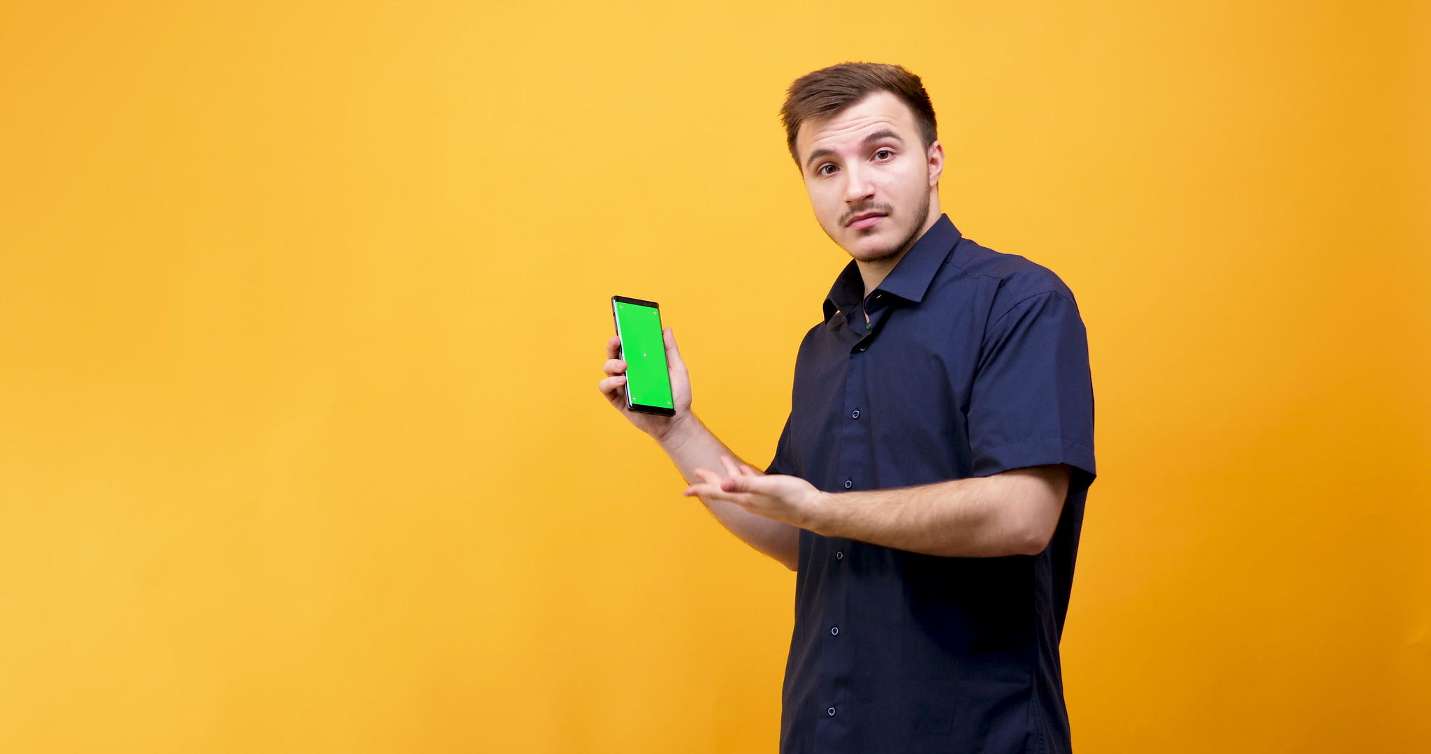 手持绿屏手机caucasian青年男子视频的预览图