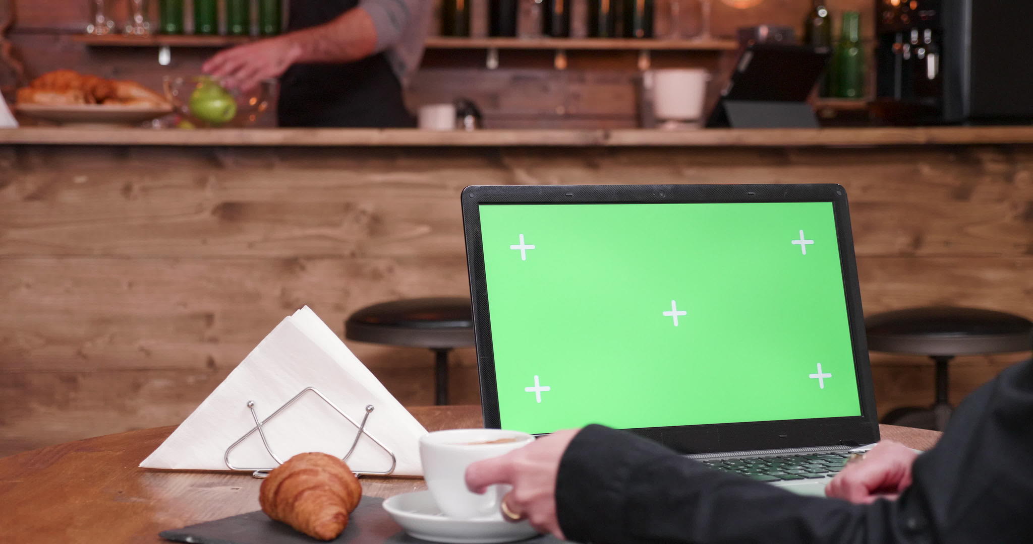 绿色屏幕计算机时尚和陈年咖啡馆视频的预览图