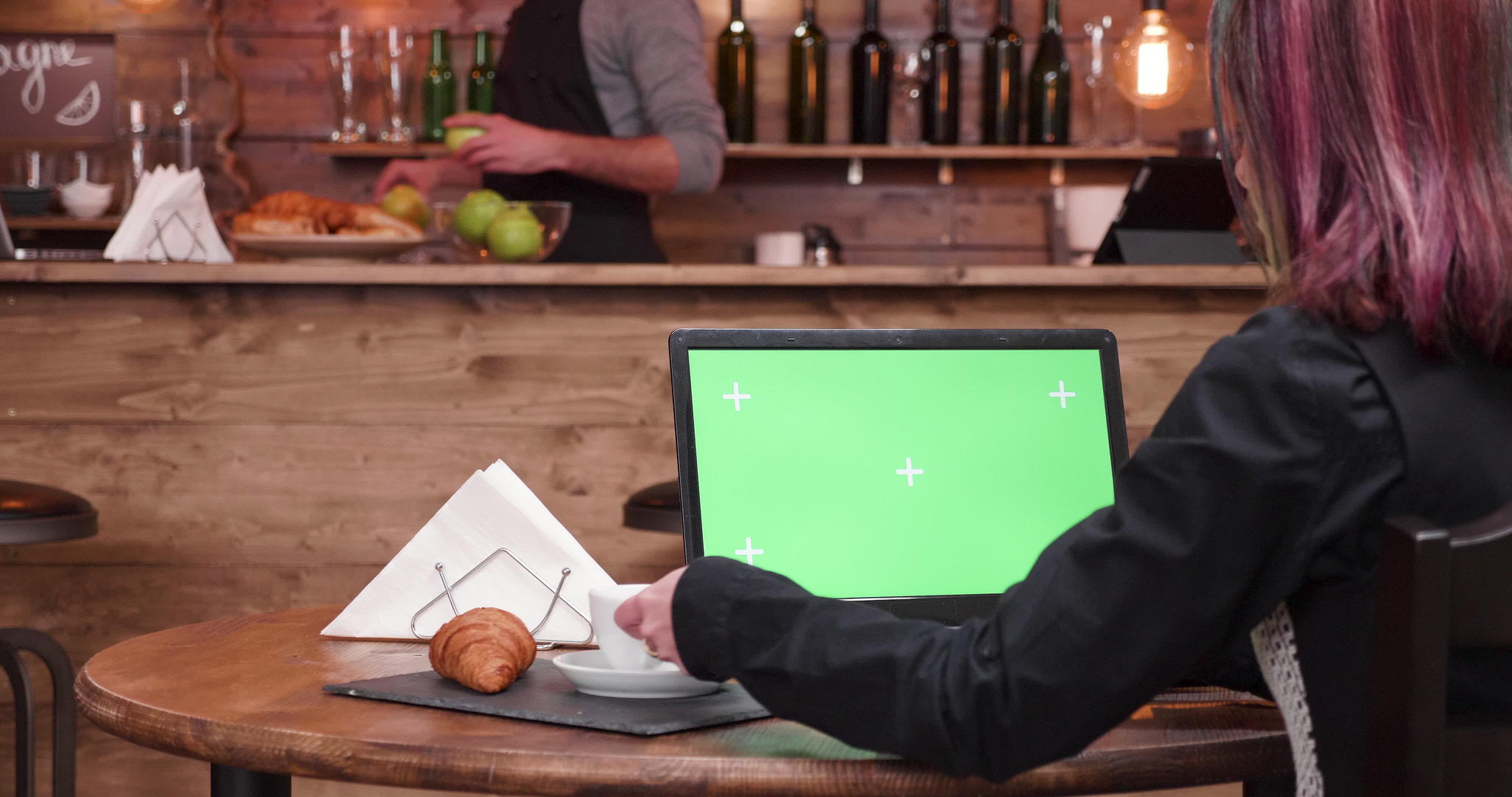四十多岁的成年女商用绿屏看电脑的绿屏视频的预览图