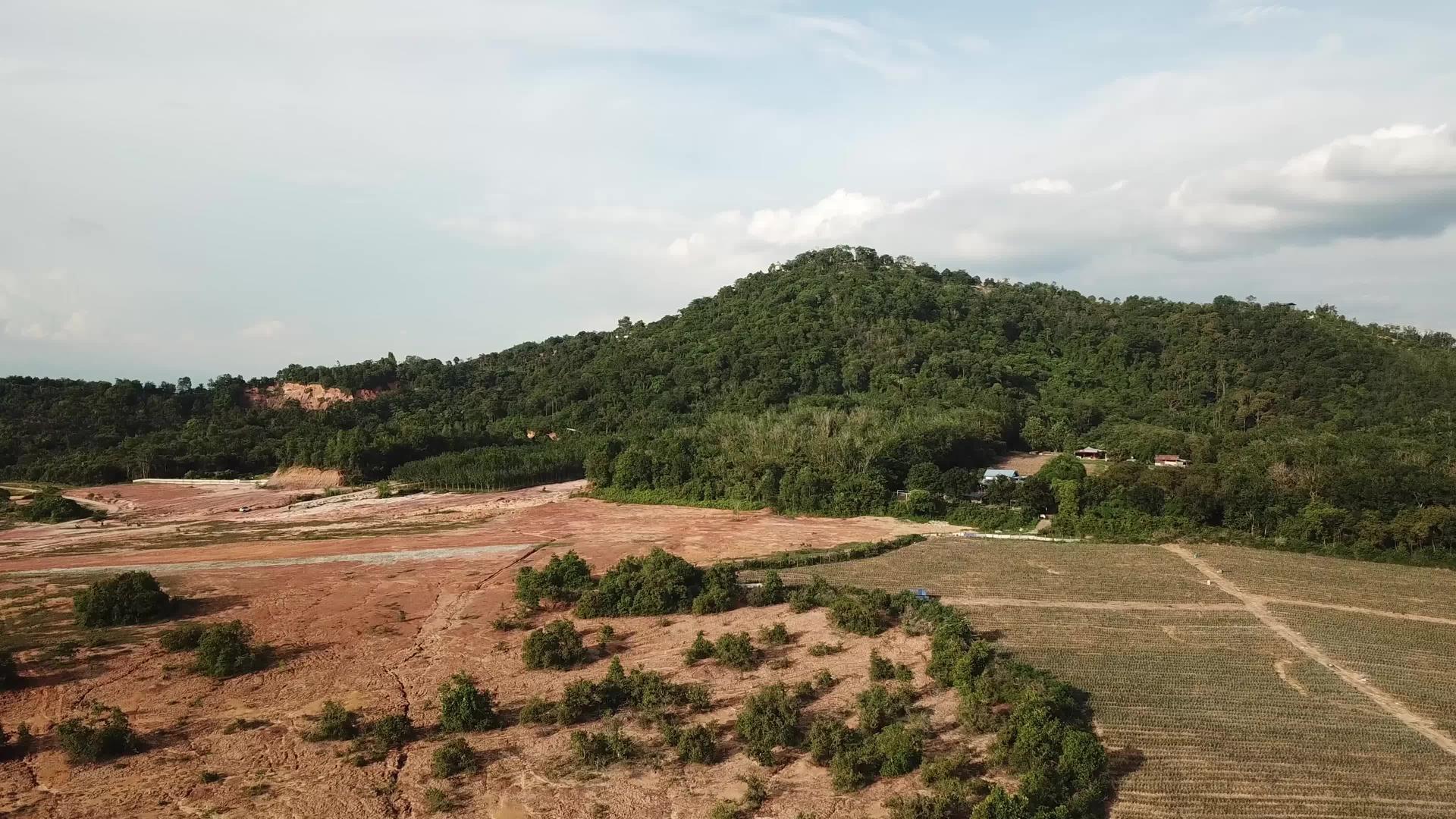 BukitMertajam空中干泥炭地附近视频的预览图