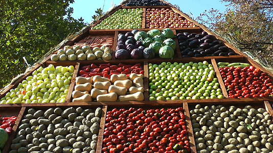 蔬菜在木金字塔设计展品上视频的预览图