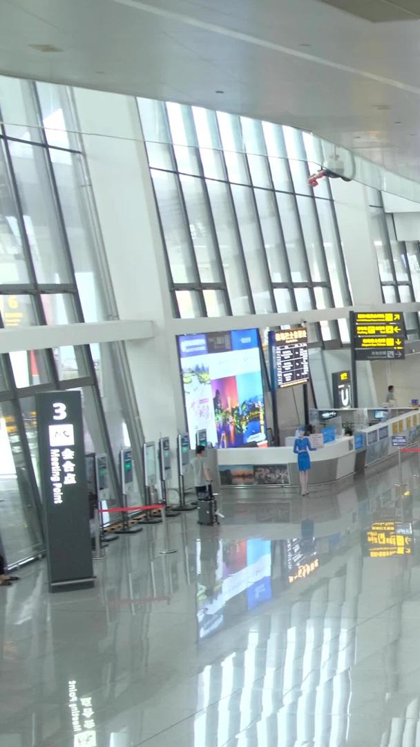 桂林国际机场航站楼内空镜实拍视频的预览图