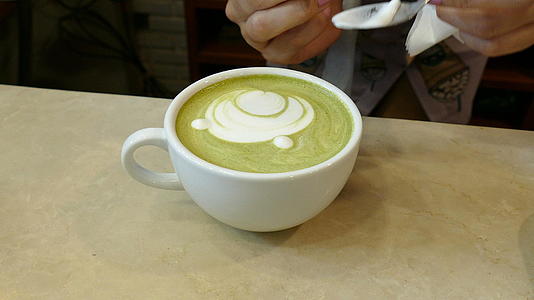 咖啡馆的热辣椒茶绿茶在咖啡馆里做烧烤面和心形拿铁视频的预览图