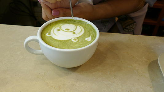 咖啡馆的热辣椒茶绿茶在咖啡馆里做烧烤面和心形拿铁视频的预览图