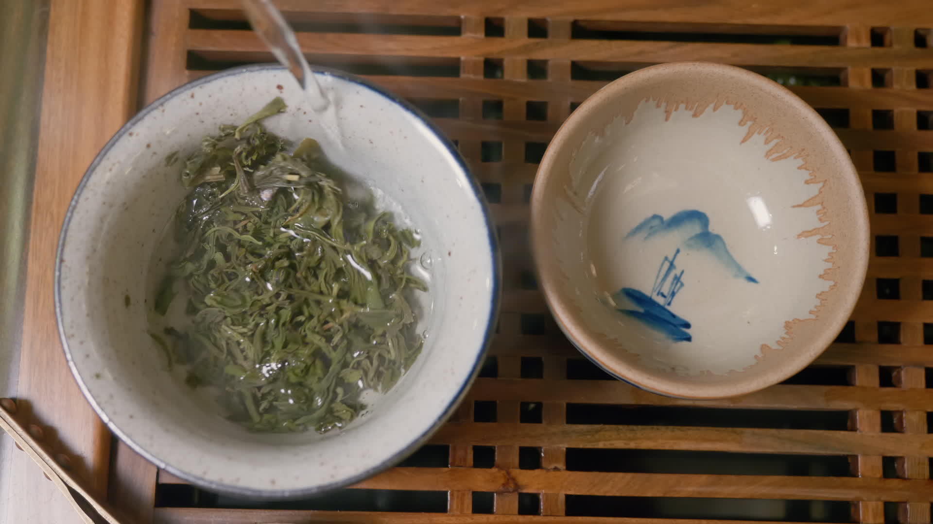 用绿茶和顶盖住碗用热水和绿茶视频的预览图