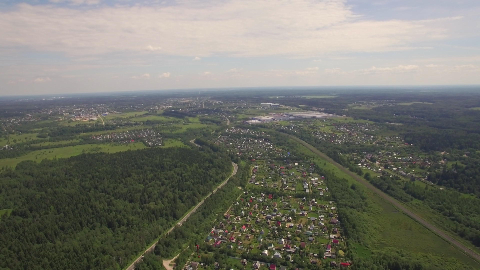 森林乡村房屋与蓝天对峙夏天有云莫斯科俄罗斯视频的预览图