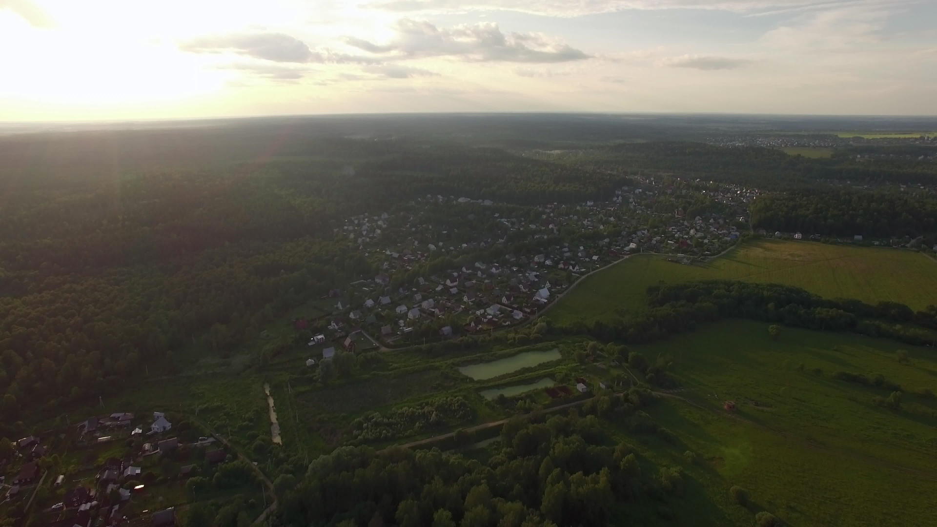 森林村的房子和蓝天对抗夏天的日落视频的预览图