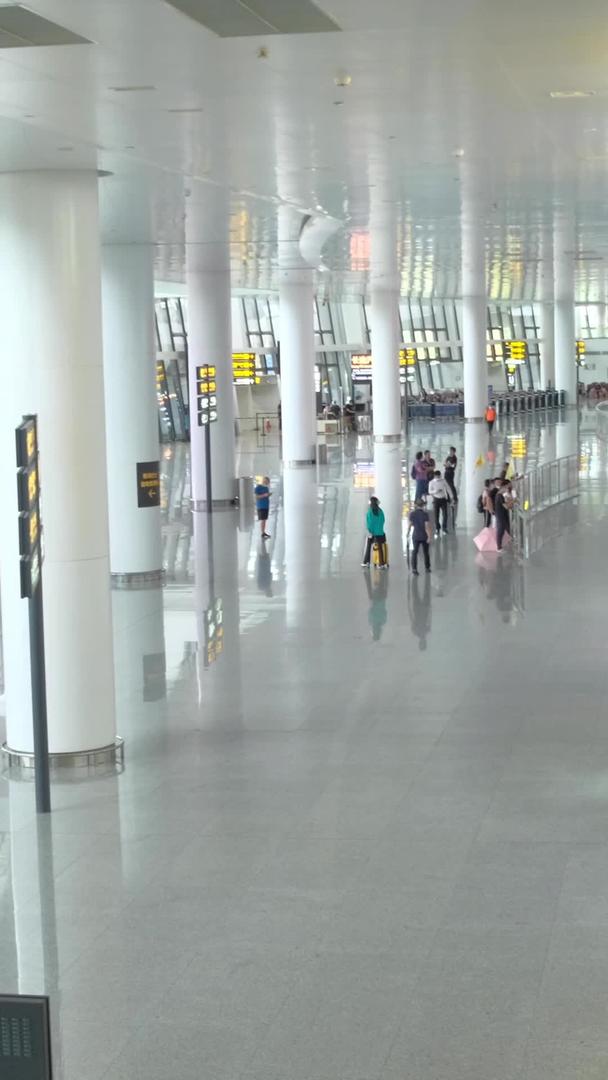 桂林国际机场航站楼内空镜实拍视频的预览图
