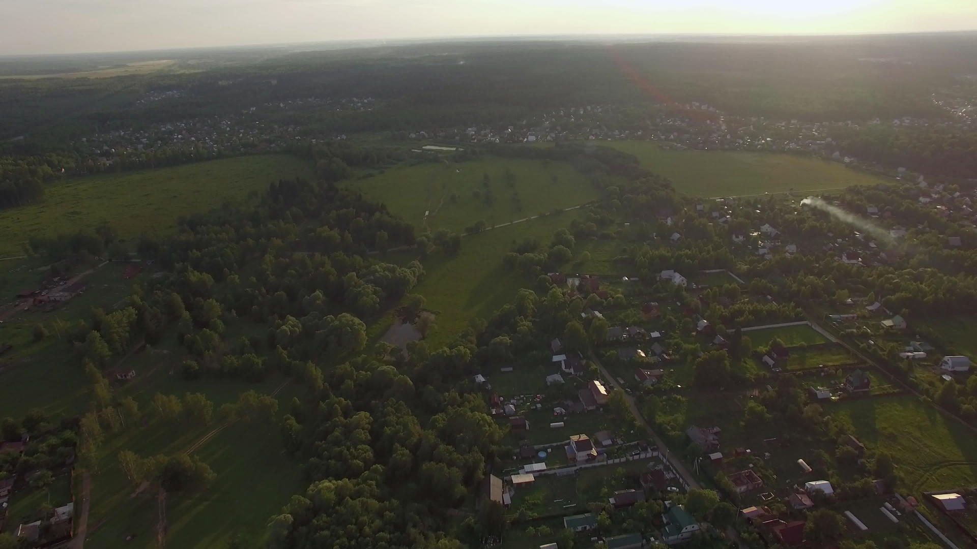 森林村的房子和蓝天对抗夏天的日落视频的预览图