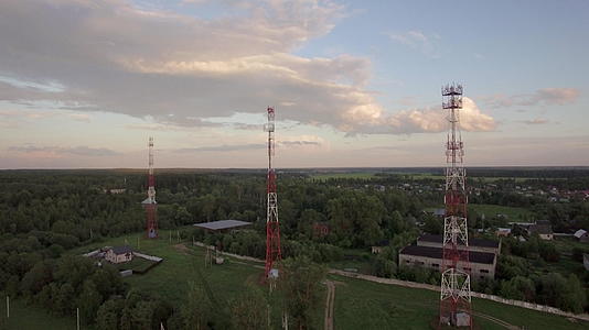 森林乡村房屋和基地站的视野和蓝天与夏天和白天的云和俄罗斯的对抗视频的预览图