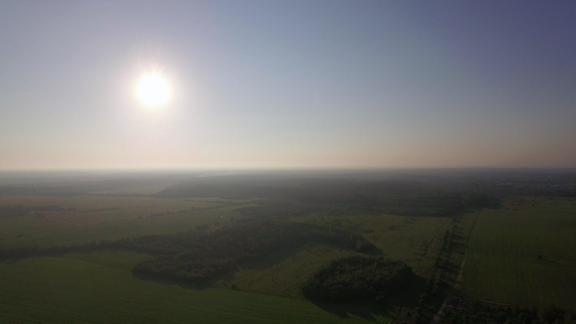 乌鲁西亚有绿草的农田在空中飞行视频的预览图