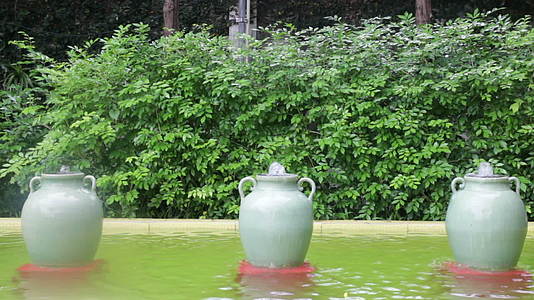 绿色陶瓷的绿色陶瓷罐喷泉视频的预览图